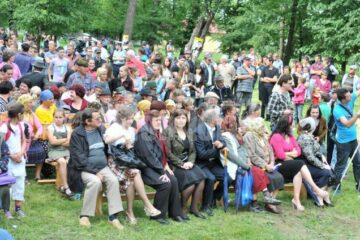 Sute de locuitori din Dumbrăveni au venit să-l susțină pe primarul Ioan Pavăl