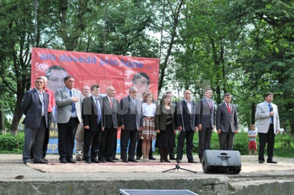 Sute de locuitori din Dumbrăveni au venit să-l susțină pe primarul Ioan Pavăl