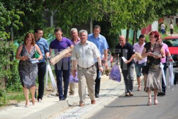 Ion Lungu s-a întâlnit cu locuitorii de pe strada Căpitan Grigore Andrei, recent asfaltată