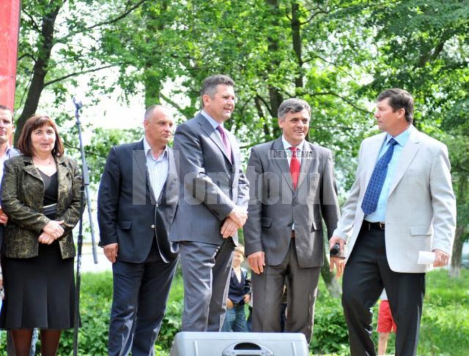 Sute de locuitori din Dumbrăveni au venit să-l susțină pe primarul Ioan Pavăl