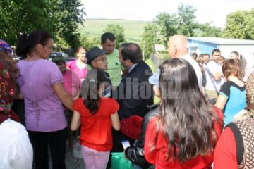 Președintele Consiliului Județean, Gheorghe Flutur, candidatul PDL pentru un nou mandat la șefia administrației județene, s-a aflat printre locuitorii satului Giurgești, din comuna Vulturești