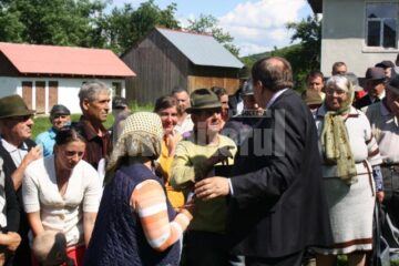 Președintele Consiliului Județean, Gheorghe Flutur, candidatul PDL pentru un nou mandat la șefia administrației județene, s-a aflat printre locuitorii satului Giurgești, din comuna Vulturești