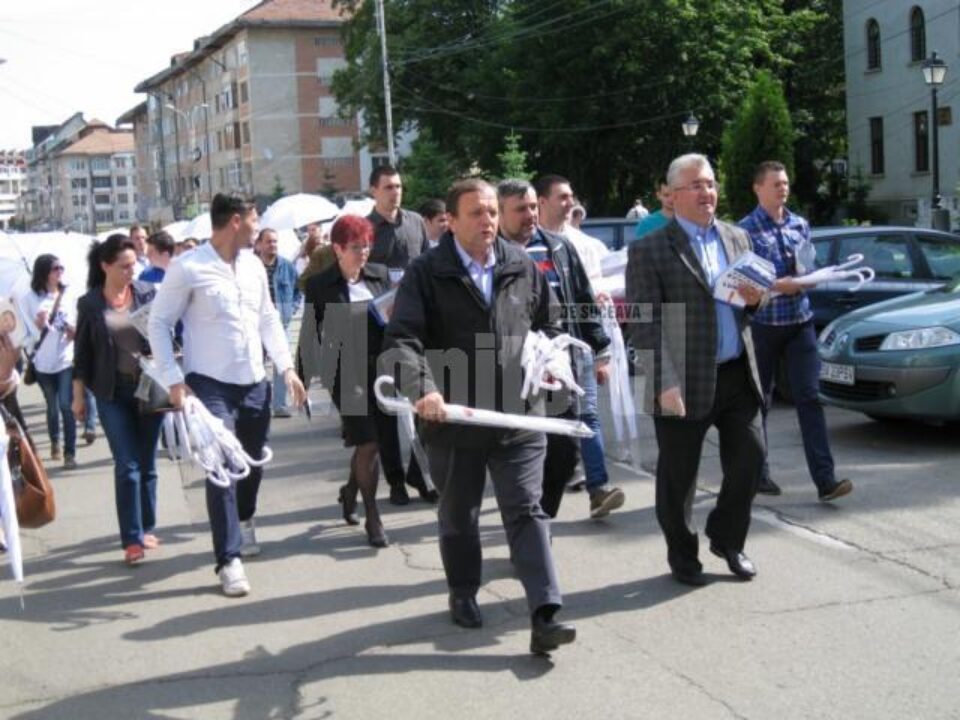 Gheorghe Flutur și Ion Lungu s-au aflat ieri printre locuitorii municipiului Suceava, cărora le-au oferit umbrele albe și materiale electorale Gheorghe Flutur și Ion Lungu s-au aflat ieri printre locuitorii municipiului Suceava, cărora le-au oferit umbrele albe și materiale electorale