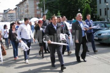 Gheorghe Flutur și Ion Lungu s-au aflat ieri printre locuitorii municipiului Suceava, cărora le-au oferit umbrele albe și materiale electorale