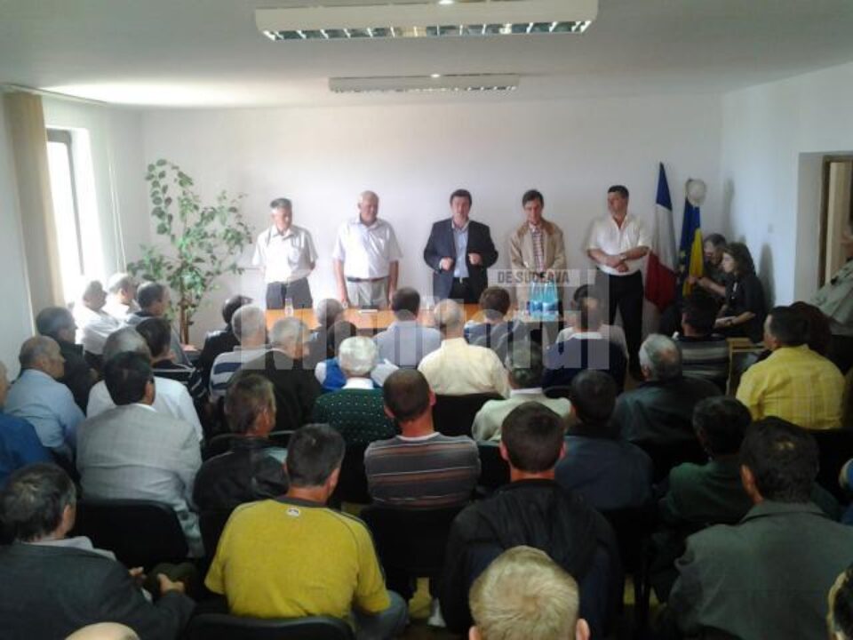 Cătălin Nechifor le-a spus părinților din Burla că elevii vor primi un microbuz școlar