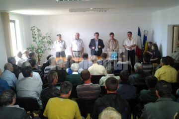 Cătălin Nechifor le-a spus părinților din Burla că elevii vor primi un microbuz școlar