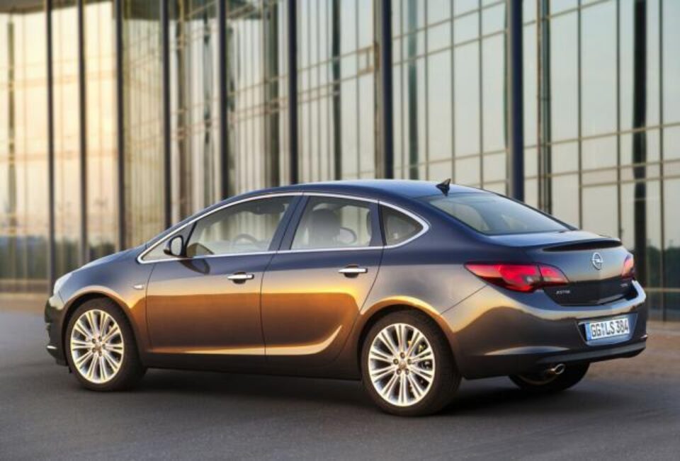 Opel dezvăluie noul Astra sedan