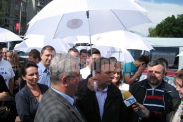 Gheorghe Flutur și Ion Lungu s-au aflat ieri printre locuitorii municipiului Suceava, cărora le-au oferit umbrele albe și materiale electorale