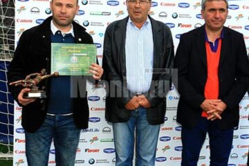 Suceveanul Ciprian Anton, alături de Dan Ionescu, directorul compartimentului copii și juniori din cadrul FRF și de Gheorghe Hagi