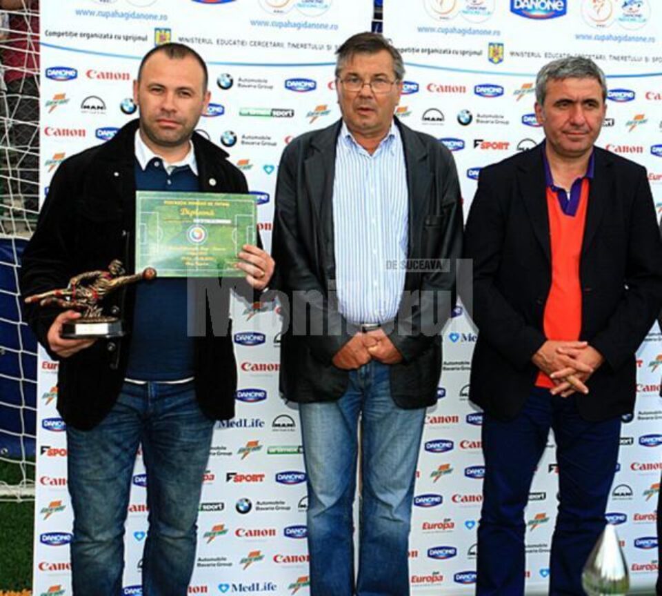 Suceveanul Ciprian Anton, alături de Dan Ionescu, directorul compartimentului copii și juniori din cadrul FRF și de Gheorghe Hagi