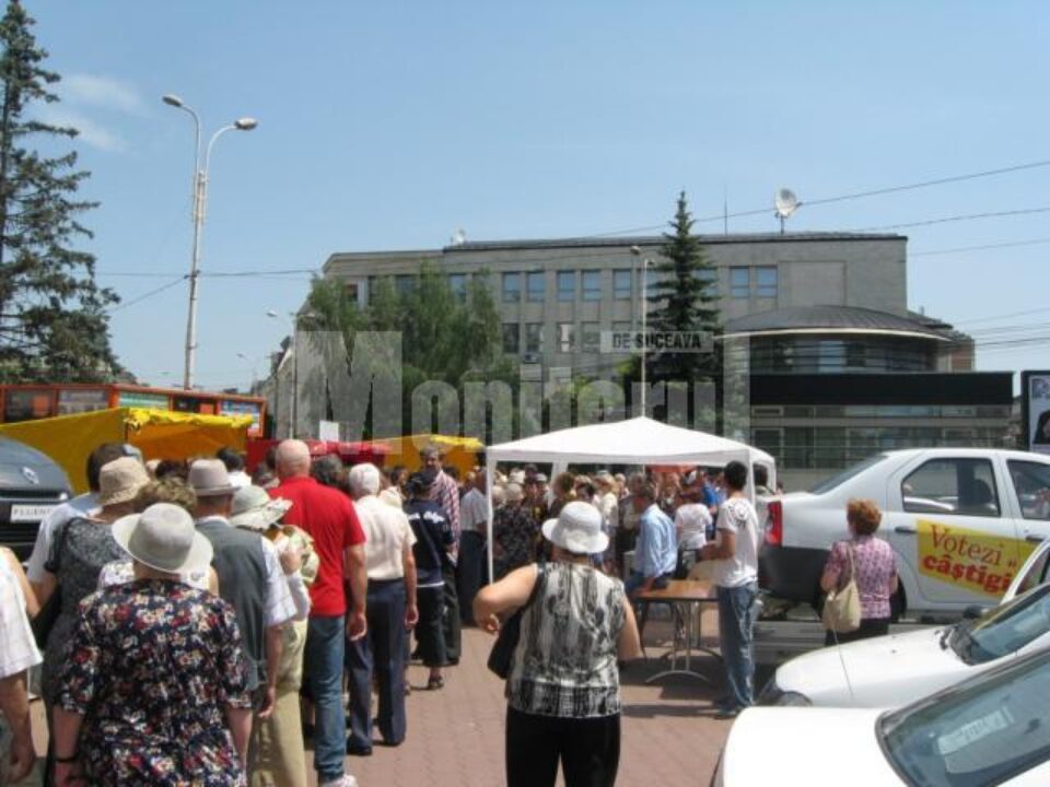 Sute de persoane stau la coadă pentru a depune bilete la tombola organizată de PNL Sute de persoane stau la coadă pentru a depune bilete la tombola organizată de PNL