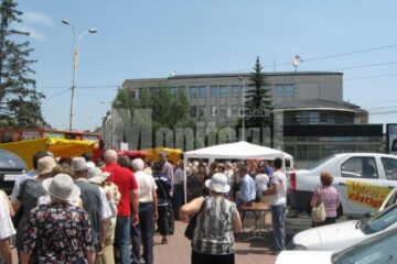 Sute de persoane stau la coadă pentru a depune bilete la tombola organizată de PNL