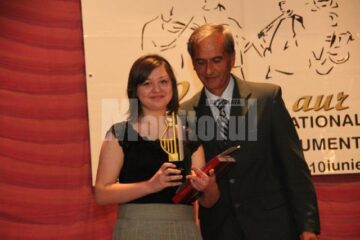 Câștigătoarea trofeului „Lira de Aur”, Loredana Hreceniuc, împreună cu profesorul Sever Dumitrache, directorul Centrului Cultural Bucovina