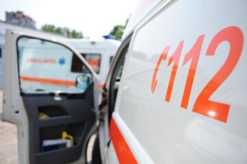 Bărbatul a fost dus la Spitalul din Petroșani cu o ambulanță