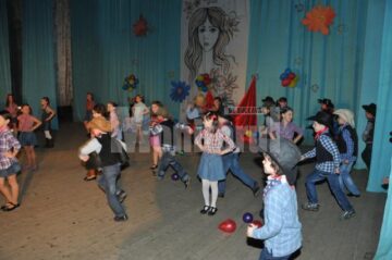 Bucuriile copilăriei și lumea fascinantă a copiilor au fost sărbătorite zilele trecute, pe scena Casei de Cultură din Suceava, de elevii Școlii cu clasele I-VIII Nr. 1
