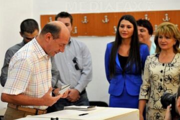 Președintele Traian Băsescu a votat, ieri, la Colegiul Economic "A. D. Xenopol", împreună cu soția, Maria Băsescu, și cu fiica cea mică, Elena Băsescu