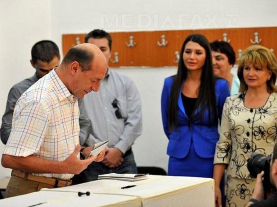 Președintele Traian Băsescu a votat, ieri, la Colegiul Economic "A. D. Xenopol", împreună cu soția, Maria Băsescu, și cu fiica cea mică, Elena Băsescu Președintele Traian Băsescu a votat, ieri, la Colegiul Economic "A. D. Xenopol", împreună cu soția, Maria Băsescu, și cu fiica cea mică, Elena Băsescu