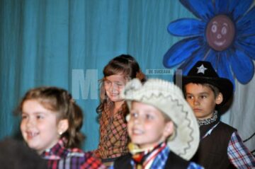 Bucuriile copilăriei și lumea fascinantă a copiilor au fost sărbătorite zilele trecute, pe scena Casei de Cultură din Suceava, de elevii Școlii cu clasele I-VIII Nr. 1