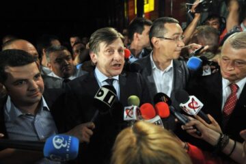 Președintele PC și copreședintele USL, Daniel Constantin ,alături de președintele PNL și copresedintele USL, Crin Antonescu și premierul Romaniei Victor Ponta discută cu presa în prezenta primarului Capitalei, Sorin Oprescu