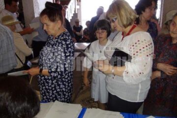 Cătălina Vartic era îmbrăcată într-o ie tradițională, declarând după ieșirea de la urne că a votat „pentru viitor, progres, competență și bun-simț”
