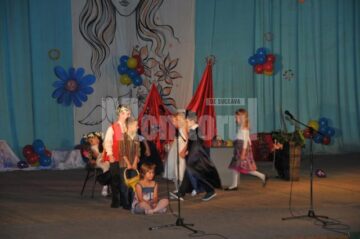 Bucuriile copilăriei și lumea fascinantă a copiilor au fost sărbătorite zilele trecute, pe scena Casei de Cultură din Suceava, de elevii Școlii cu clasele I-VIII Nr. 1
