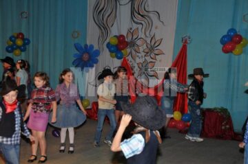 Bucuriile copilăriei și lumea fascinantă a copiilor au fost sărbătorite zilele trecute, pe scena Casei de Cultură din Suceava, de elevii Școlii cu clasele I-VIII Nr. 1