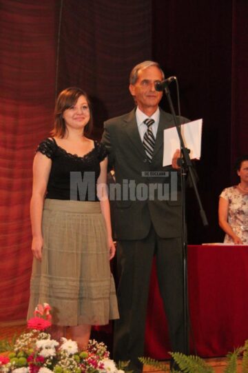 Câștigătoarea trofeului „Lira de Aur”, Loredana Hreceniuc, împreună cu profesorul Sever Dumitrache, directorul Centrului Cultural Bucovina
