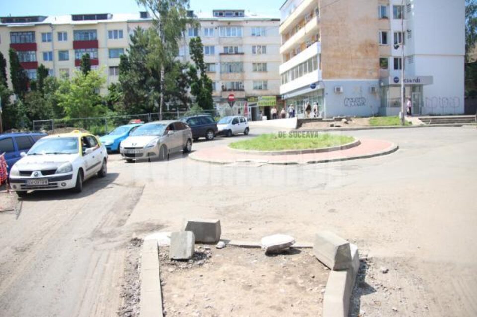 Sens giratoriu blocat de mașinile parcate ilegal