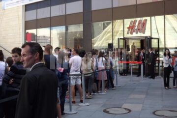 Peste 400 de suceveni prezenți la deschiderea primului magazin H&M din Suceava