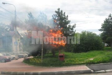 Flăcări în centrul Sucevei, după incendierea unui brad