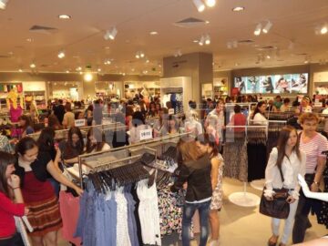 Clienții au umplut magazinul chiar din primele minute de la deschidere