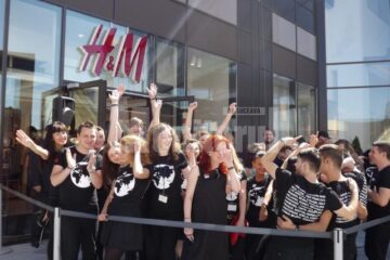La inaugurare, angajații H&M au dansat în fața sutelor de clienți