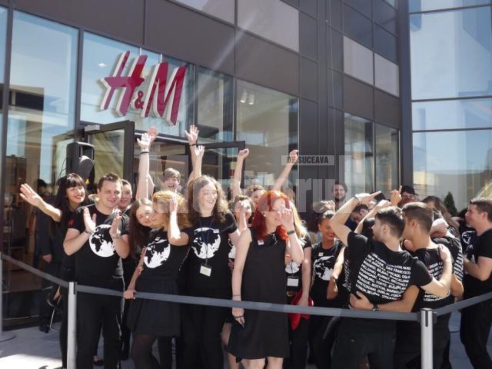 La inaugurare, angajații H&M au dansat în fața sutelor de clienți