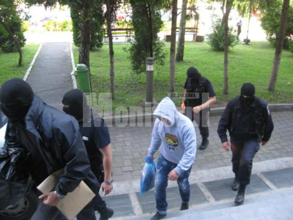 Unul dintre suspecți aduși la sediul DIICOT