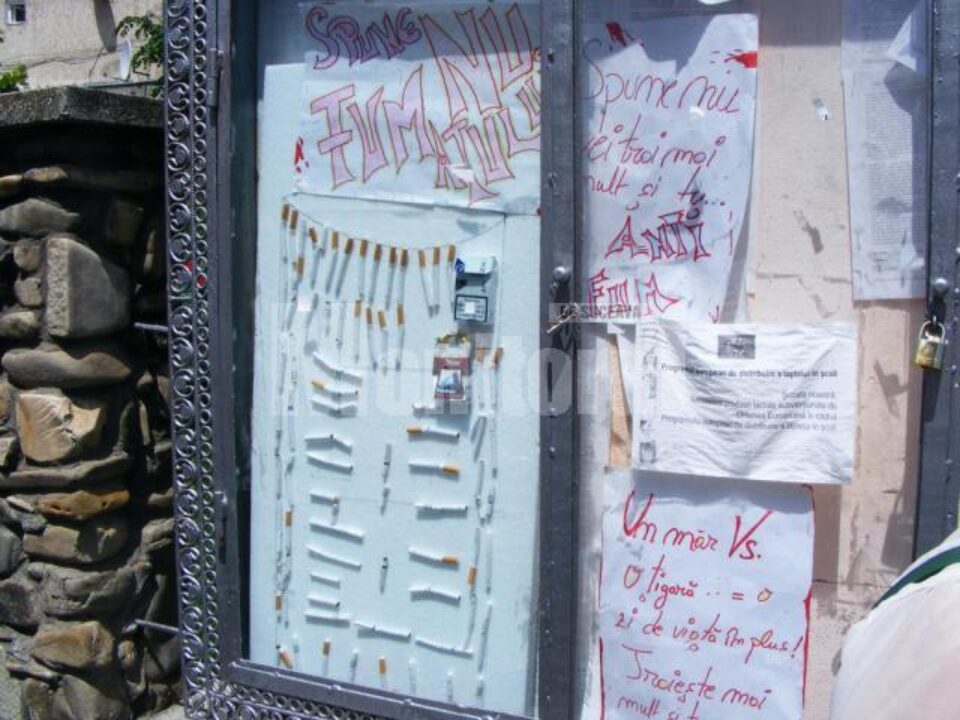 Trecătorii fumători au primit un măr în schimbul unei țigări