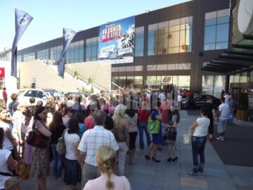 Sute de oameni au așteptat inaugurarea magazinului H&M de la Iulius Mall