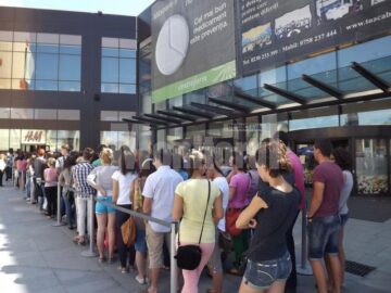 Sute de oameni au așteptat inaugurarea magazinului H&M de la Iulius Mall