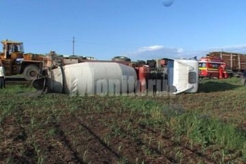 S-au răsturnat cu betoniera pe DN2, la Pătrăuți