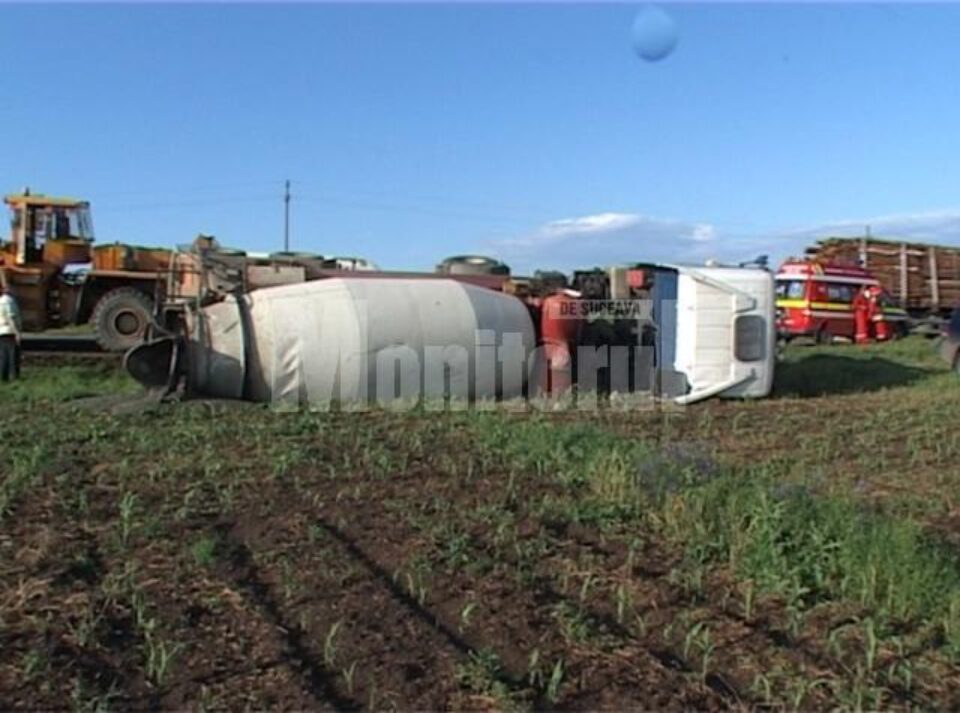 S-au răsturnat cu betoniera pe DN2, la Pătrăuți