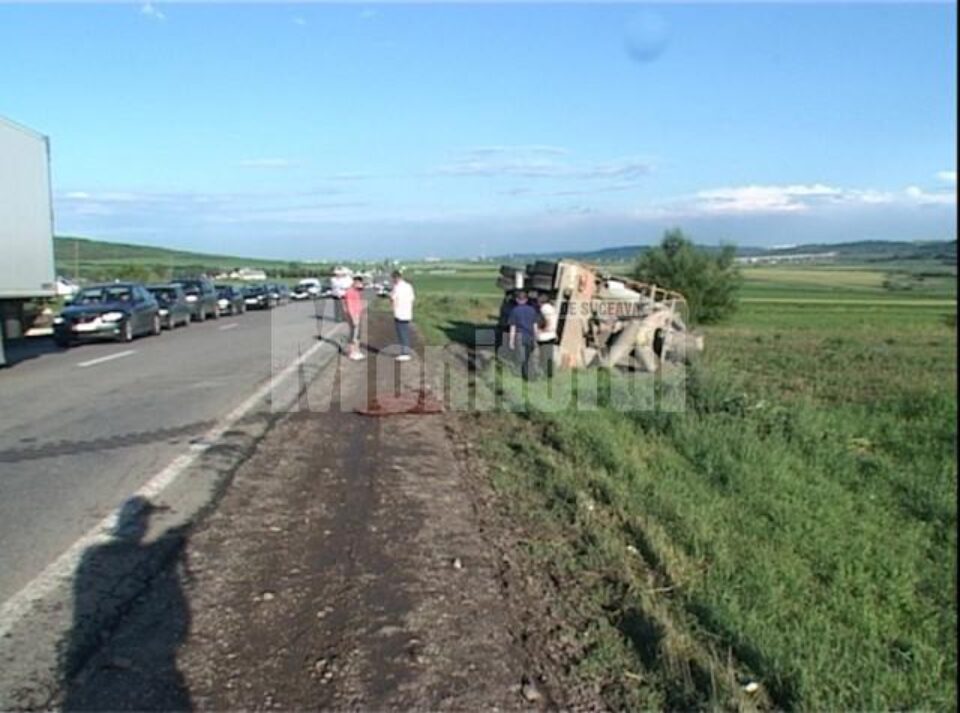 S-au răsturnat cu betoniera pe DN2, la Pătrăuți