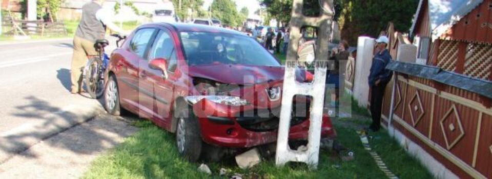 Mașina scăpată de sub control a izbit violent podețul și banca pe care stăteau patru oameni