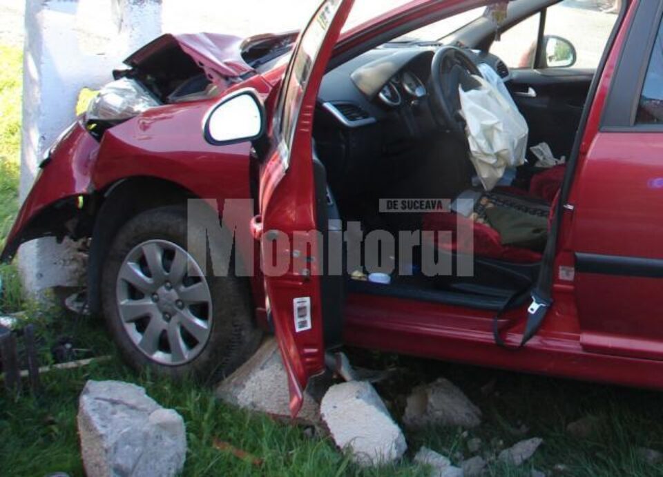 Mașina scăpată de sub control a izbit violent podețul și banca pe care stăteau patru oameni