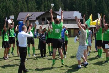 Putnenii au sărbătorit promovarea împreuna cu internaționalul român Mihai Roman. Foto: sportulputnean.blogspot.ro