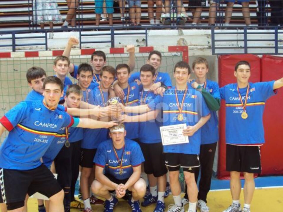 Suceveanul Iulian Alexa(cu diploma) bucurându-se alături de colegii de echipă la câștigarea titlului de campion național la juniori II