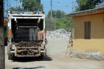 Zilnic sunt aduse 15-20 de mașini cu gunoaie