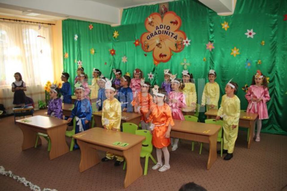 20 de preșcolari de la Grădinița cu Program Prelungit „Sfântul Ioan cel Nou” au participat ieri la serbarea de adio, înainte de a deveni școlari