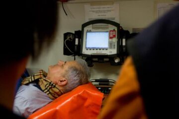 Adrian Nastase, scos cu targa din locuința sa din strada Zambaccian și urcat în ambulanta, după ce a încercat să se sinucidă, împuscându-se cu un pistol în gat