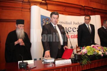 Noul președinte al Consiliului Județean Suceava, Cătălin Nechifor, a depus jurământul în prezența premierului Victor Ponta și a Arhiepiscopului Sucevei și Rădăuților, ÎPS Pimen