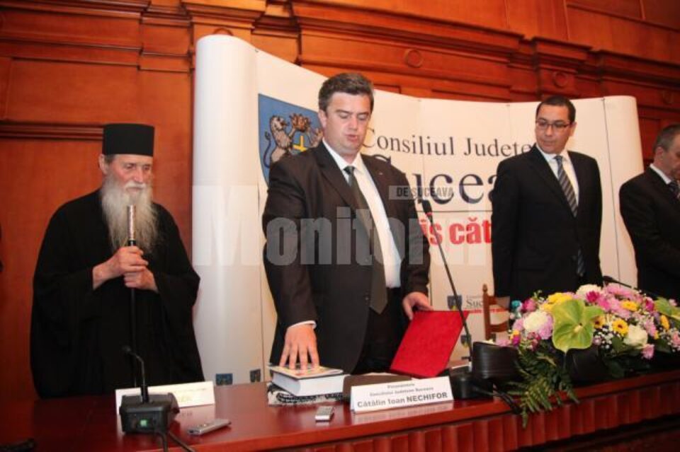 Noul președinte al Consiliului Județean Suceava, Cătălin Nechifor, a depus jurământul în prezența premierului Victor Ponta și a Arhiepiscopului Sucevei și Rădăuților, ÎPS Pimen Noul președinte al Consiliului Județean Suceava, Cătălin Nechifor, a depus jurământul în prezența premierului Victor Ponta și a Arhiepiscopului Sucevei și Rădăuților, ÎPS Pimen