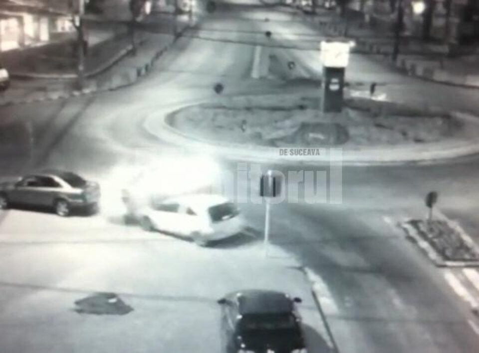 Mașina vitezomanului pierde direcția și sare pur și simplu peste un alt autoturism, pe care l-a izbit violent